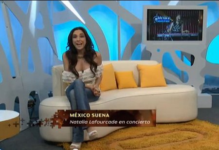 Una presentadora se queda en ropa interior darse cuenta (video) • Mega TV
