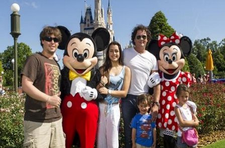 Carlos Vives con sus hijos en Disney