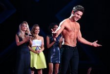 Zac-Efron-Shirtless-MTV-Movie-Awards-2014